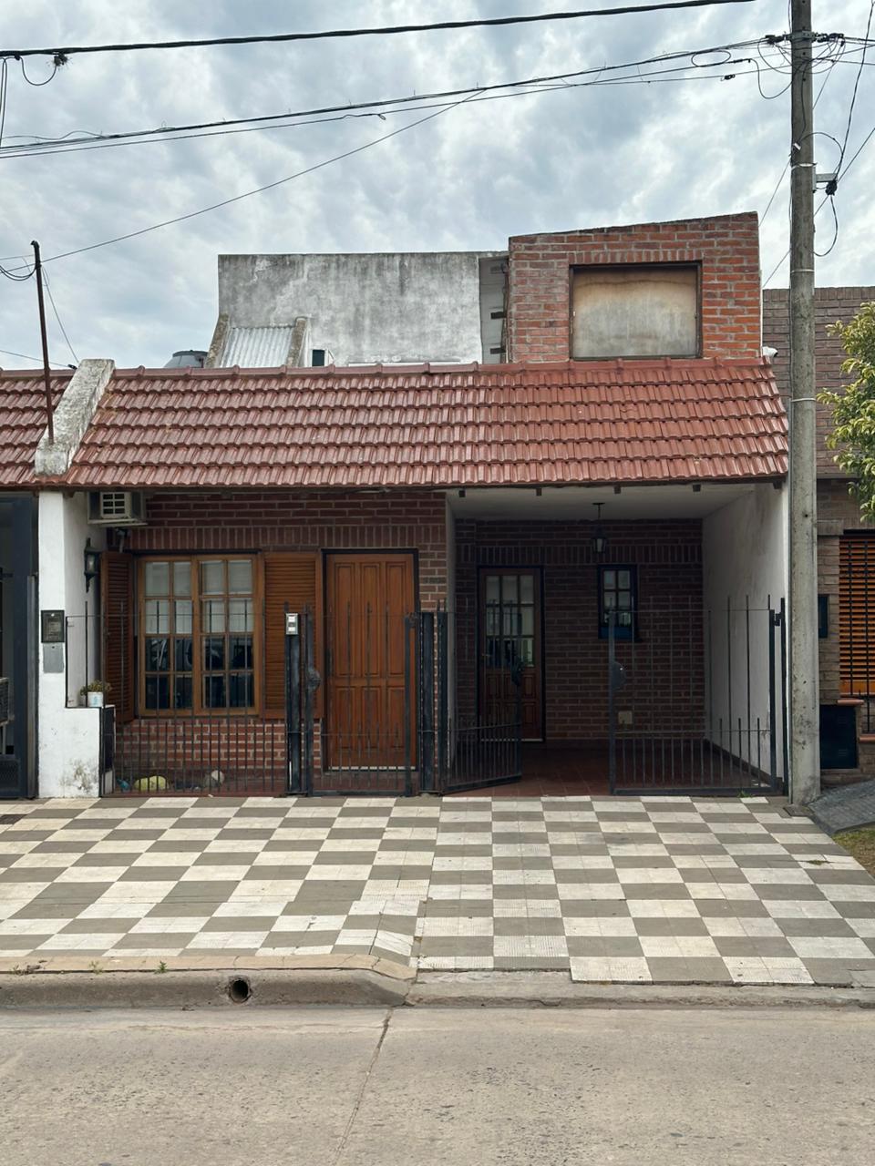 Propiedad de 2 plantas con terraza